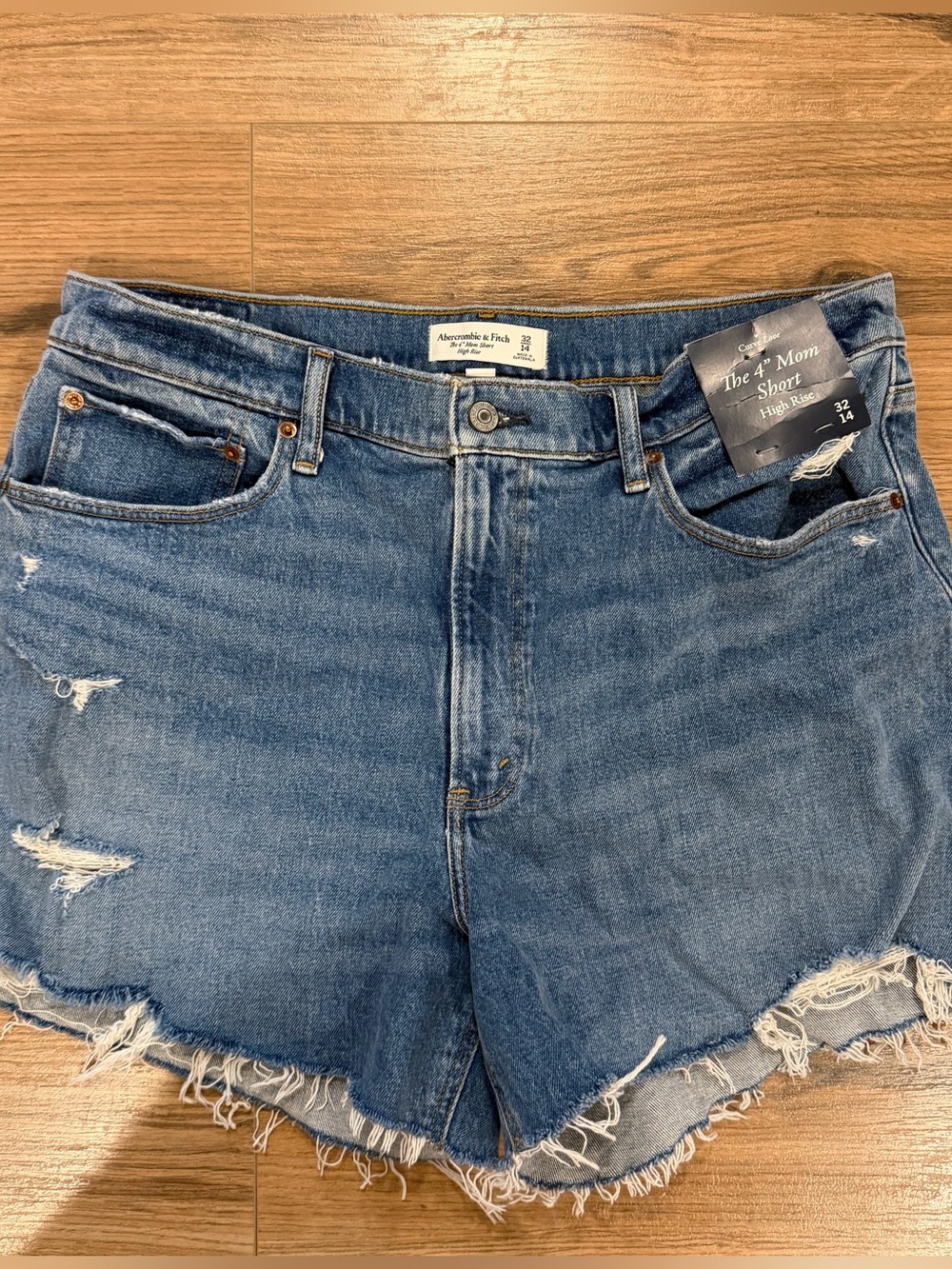 Abercrombie & Fitch The 4” Mom Short